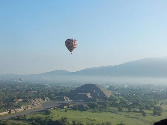 Hot air balloon over Teotihuacan