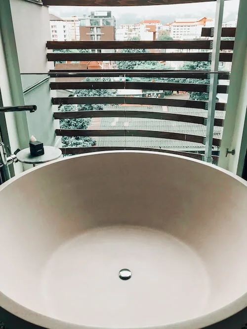 Akyra Manor Chiang Mai balcony tub