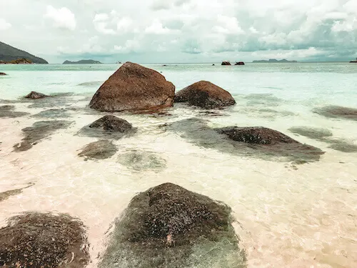 Ko Lipe Guide: shoreline with rocks