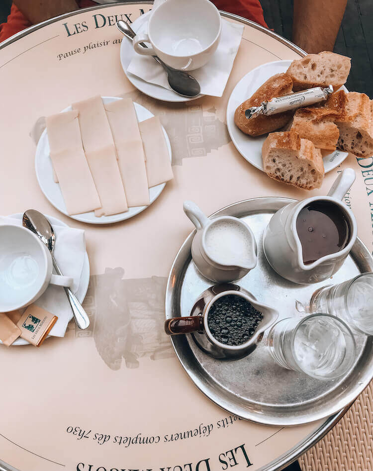 Frukost på Les Deux Magots