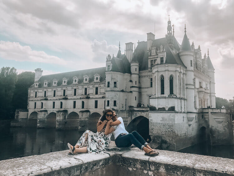 Kat and Alice in front of Chateau de Chenonceau