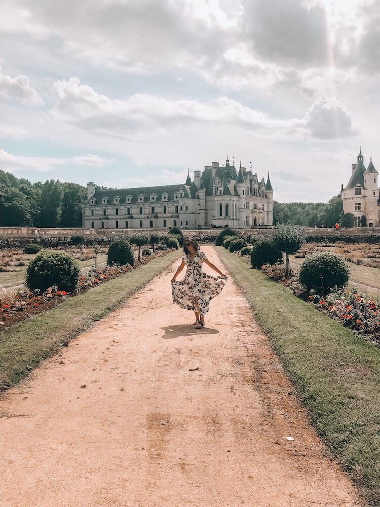 Kat spinning in front of Chateau de Chenonceau