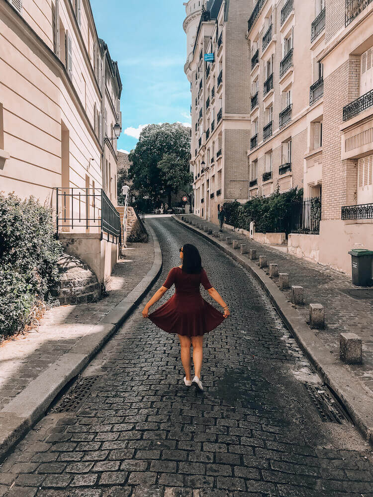 Kat wandering in an alley in Montmartre, Paris | 4 days in Paris | Paris in 4 days