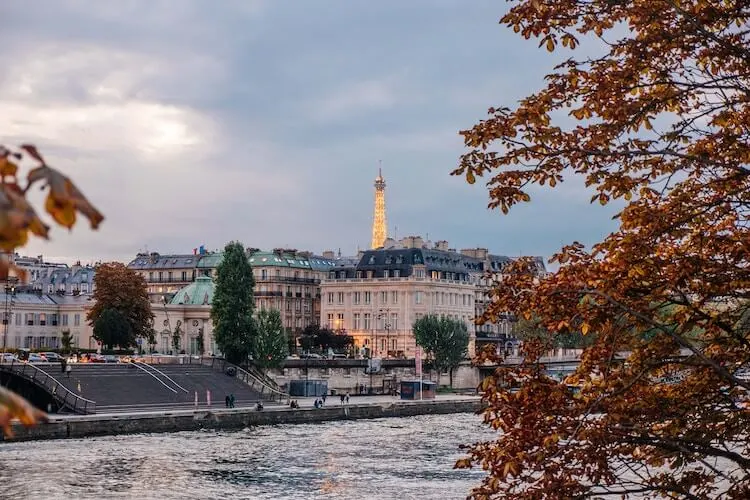 Sienne and Eiffel Tower in the Fall