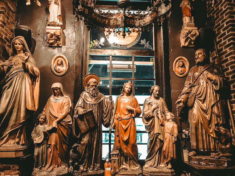 Elfde Gebod Bar decor of church statues of saints