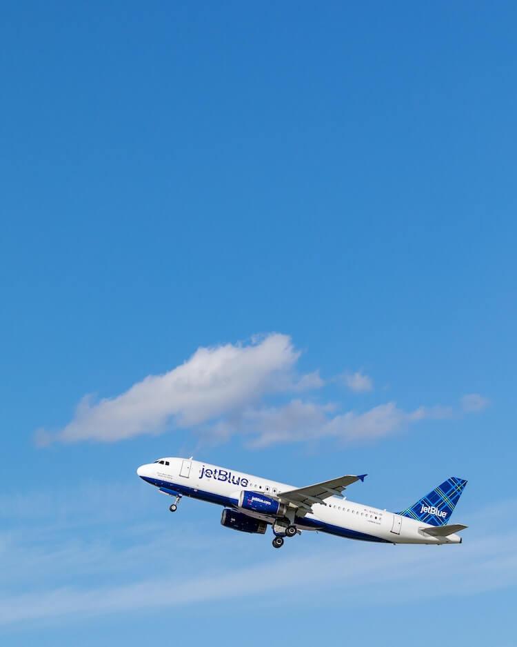 Jetblue plane landing