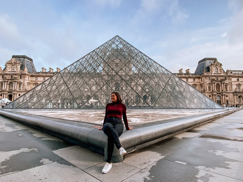 Kat in front of the Louvre | What to Wear in Paris