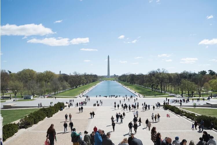 pohled na reflexní bazén a Washingtonův památník z Lincolnova památníku