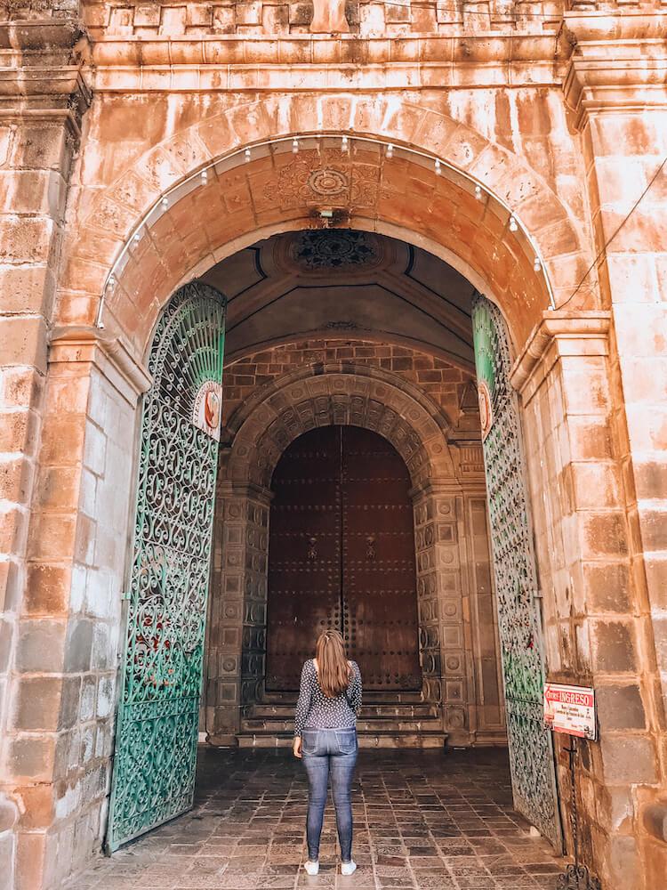 Kat in front of Museo y Catacumbas del Convento San Francisco de Asís del Cusco