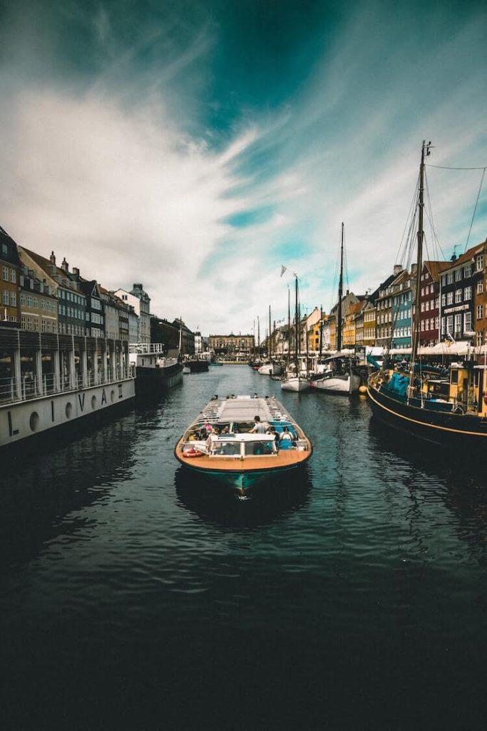 Boat along the Nyhavn