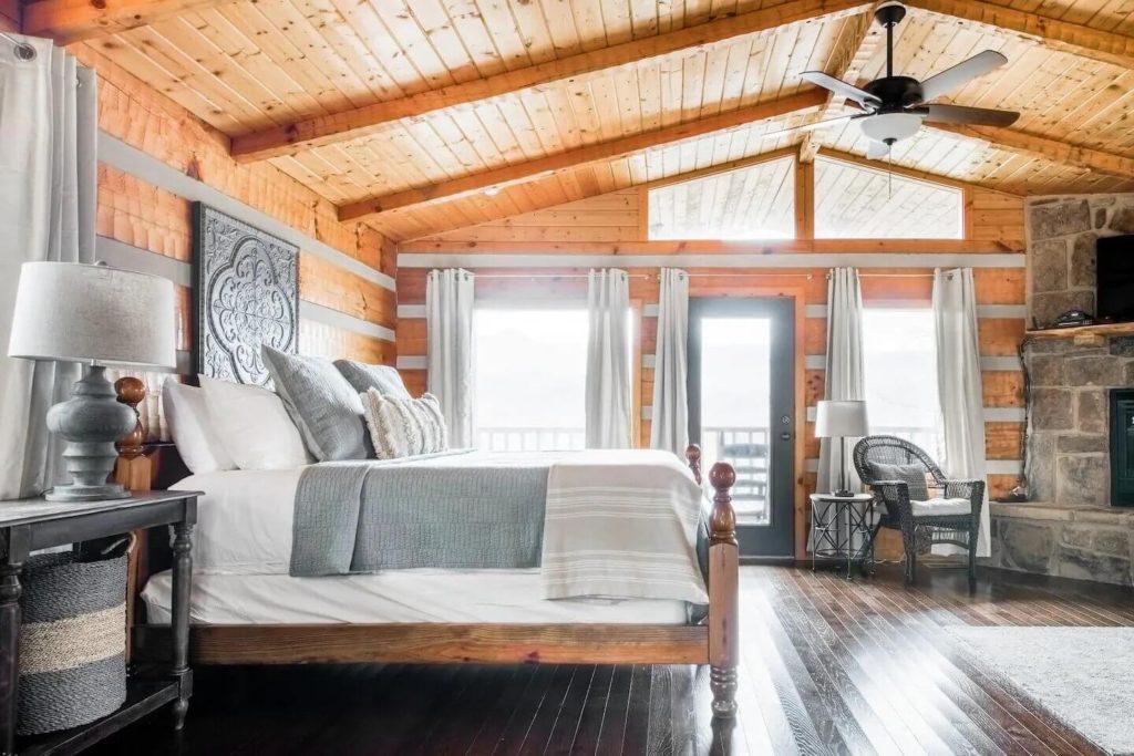 Renovated Hillside Cabin Close to Downtown Gatlinburg