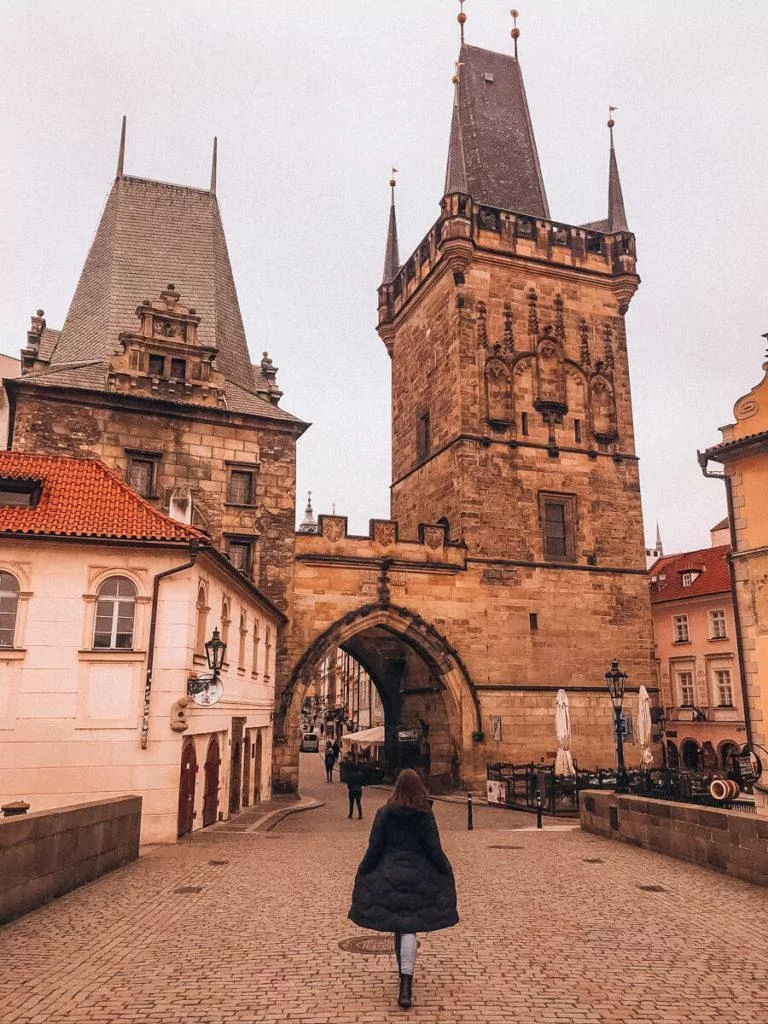 Kat wandering along Charles Bridge