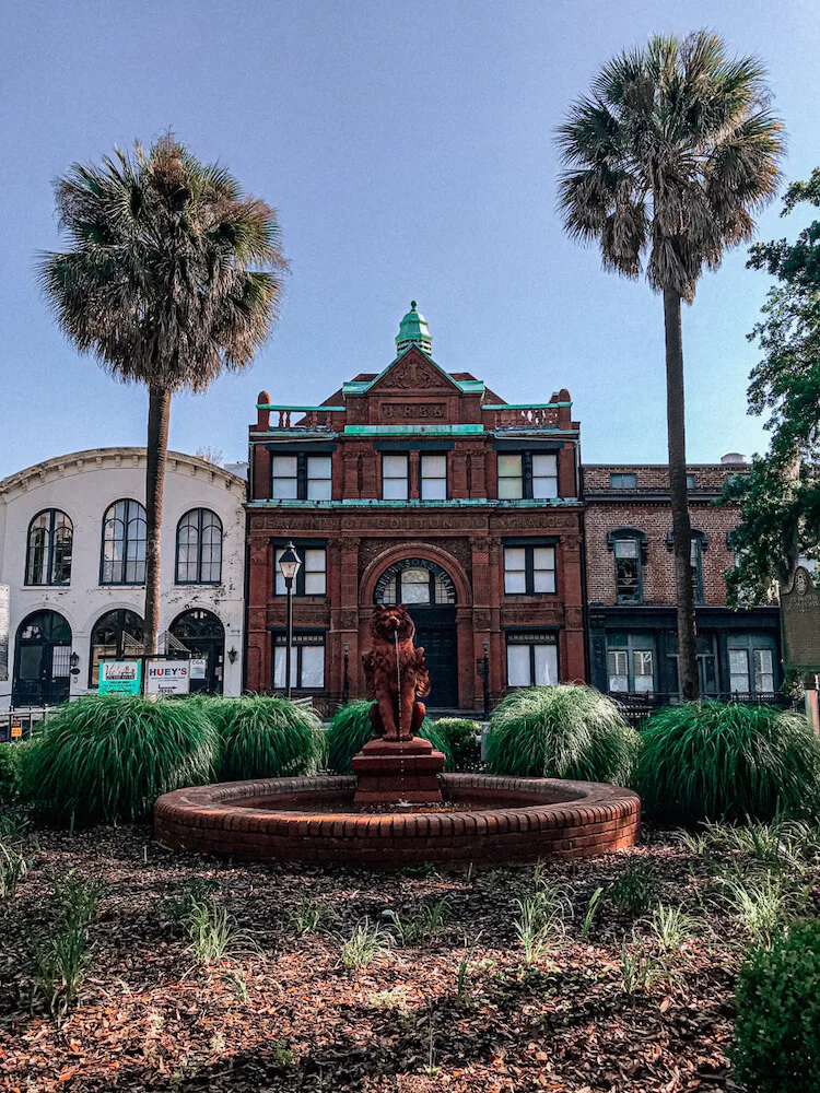 River Street with a lion fountain - Travel to Savannah