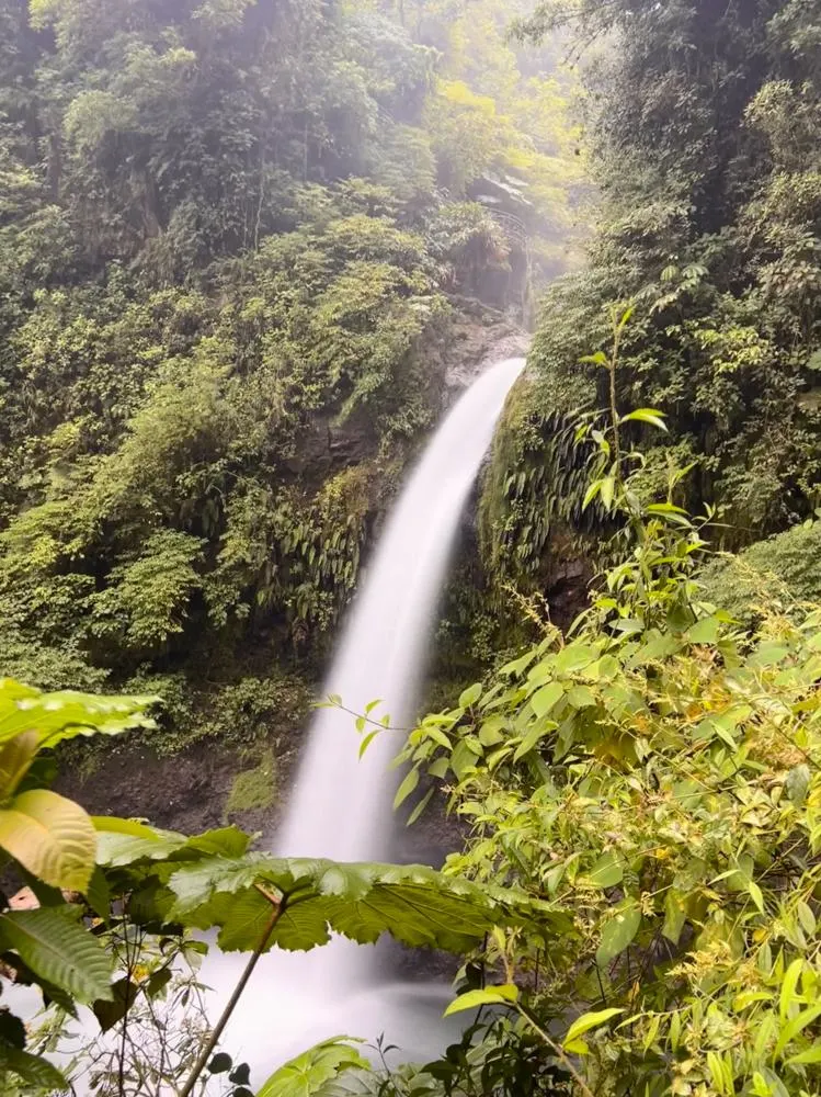 Waterfall on the way from San Jose to La Fortuna