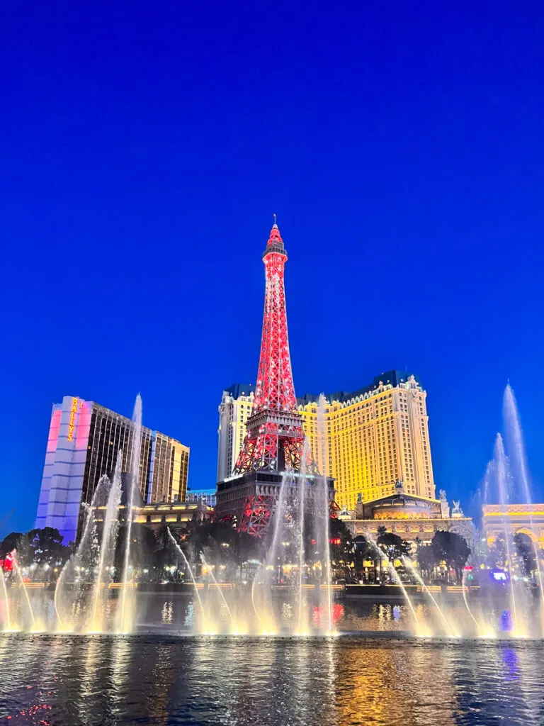 Bellagio Fountains in the evening | Vegas Honeymoon