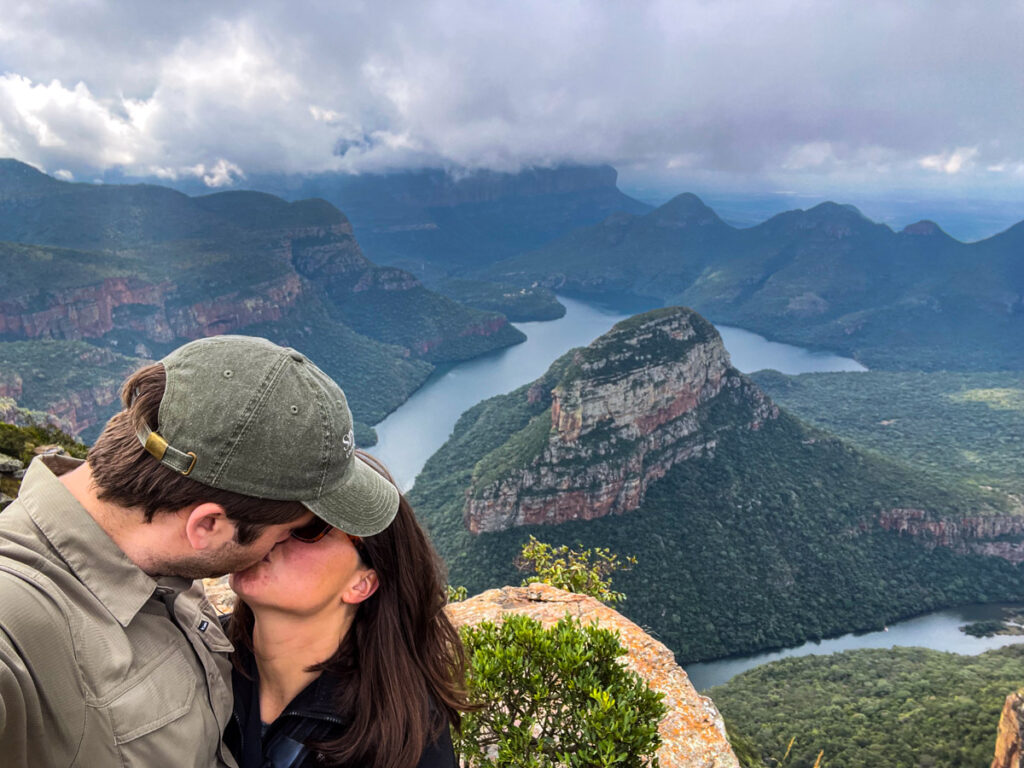 Kat and Chris kissing at Blyde River Canyon | South Africa honeymoon
