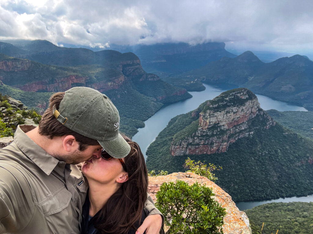 Kat and Chris kissing at Blyde River Canyon 2
