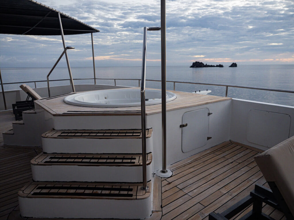 Hot tub on La Reina Silvia Voyager ship