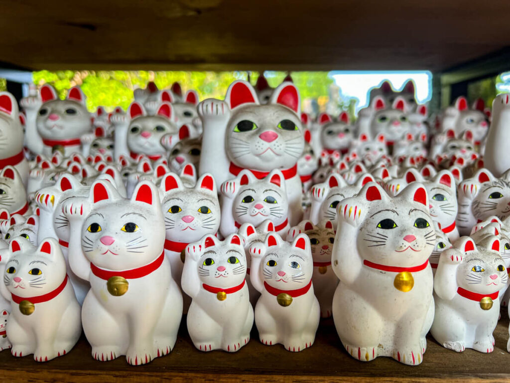 Several beckoning cats at Gotokuji temple