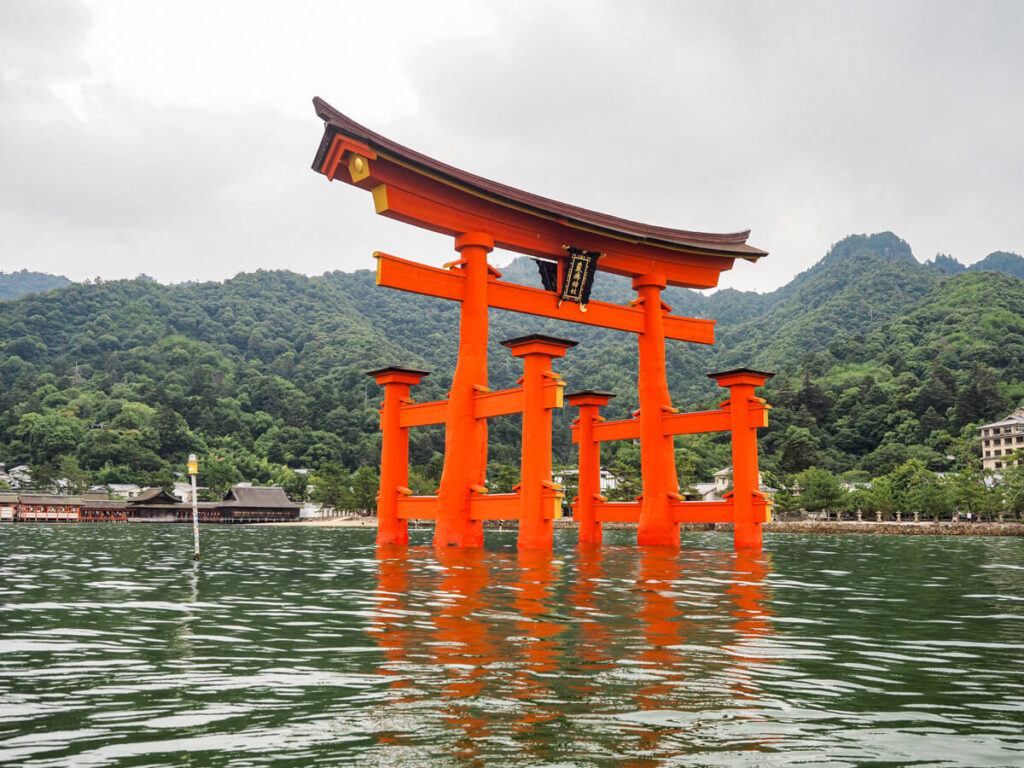 red floating torii gate in Miyajima